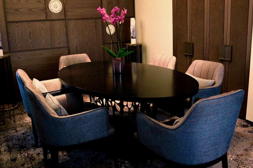 탕라 호텔 브뤼셀 Kraainem 외부 사진 A dining room table and chairs
