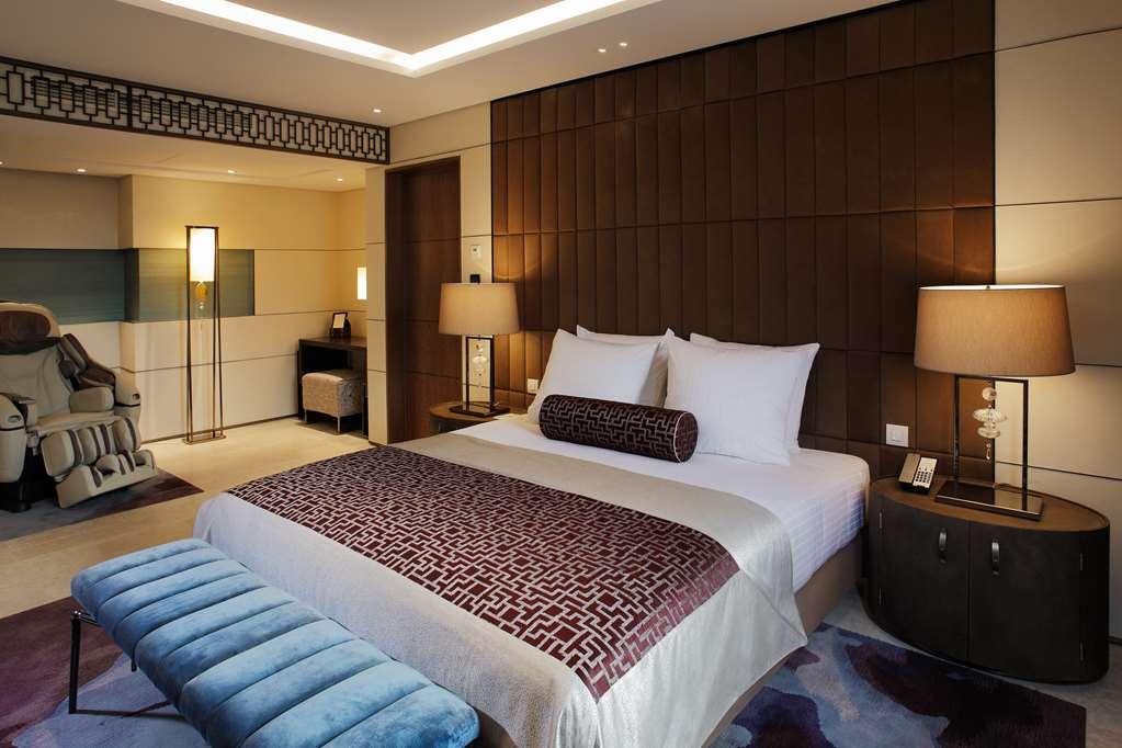 탕라 호텔 브뤼셀 Kraainem 객실 사진 A bedroom at the hotel